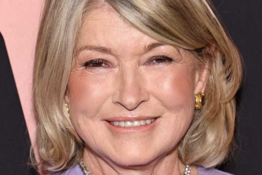 Marta Stjuart se podmladila: Na premijeri svog dokumentarca zablistala u ljubičastoj jakni, ali pantalone su bile u centru pažnje