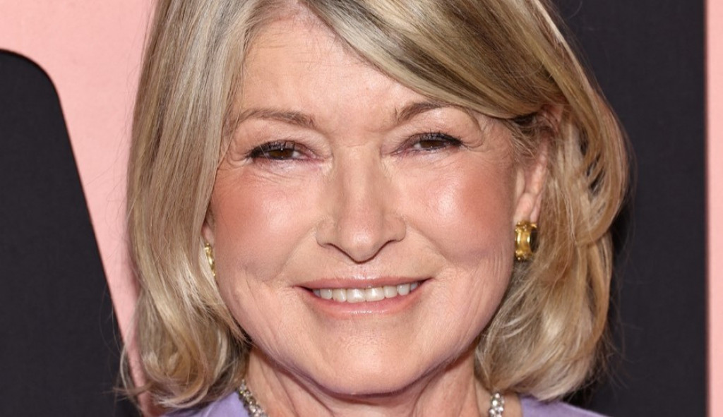 Marta Stjuart se podmladila: Na premijeri svog dokumentarca zablistala u ljubičastoj jakni, ali pantalone su bile u centru pažnje