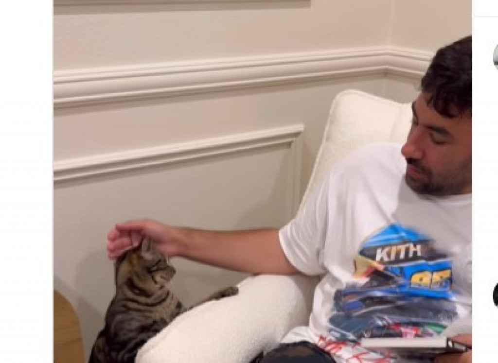 Tata je bebi čitao priču, a onda je došla mačka: Prekinula je porodičnu idilu, reakcija deteta nasmejala 3 miliona ljudi!