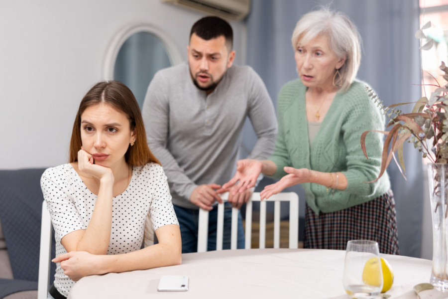Spavala sam kod sinova i svako jutro polivala posteljinu, da testiram snajke: Okupila sam sve na porodičnom ručku i sve sasula u lice, ono što je usledilo je sve iznenadilo