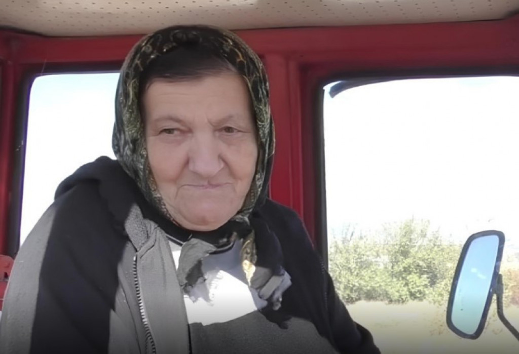 Bolje barata volanom, nego varjačom: Budimka  iz Kladova u osmoj deceniji svaki dan traktorom prevozi robu do pijace, "muka me naterala"