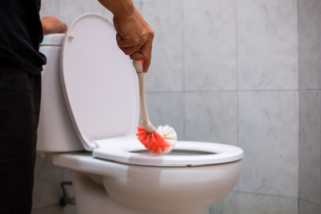 Nikako odmah hemikalije i voda, napravićete samo još goru situaciju: Trik za čišćenje uz pomoć kojeg će se WC šolja sijati kao da je nova