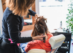 Skida najmanje 10 godina, stoji i crnkama i plavušama: Najbolja frizura za žene u 40-im, stoji kao salivena