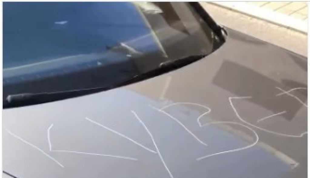 Beograđani traže odgovor muža na gepeku! Supruga i ljubavnica ključevima pisale jedna drugoj poruke po kolima muškarca