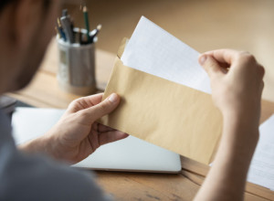 Izlazila sam iz aviona kada mi je muškarac dao poruku: Od reči koje je napisao mi se digla kosa na glavi, a to je bio samo početak