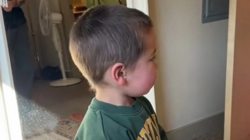 Sin (3) je prvi put video tatu bez brkova i nastao je haos! Zbog njegove reakcije 6 miliona ljudi plače od smeha!