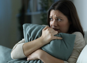 Čudne stvari su se mesecima dešavale: Ema je mislila da joj kuću opseda duh pokojnog svekra, a istina je bila još strašnija