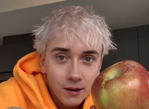 Dečko sa krastavcem voli i jabuke: Cela Srbija ih sada jede na ovaj način, tajni sastojak im daje poseban šmek!