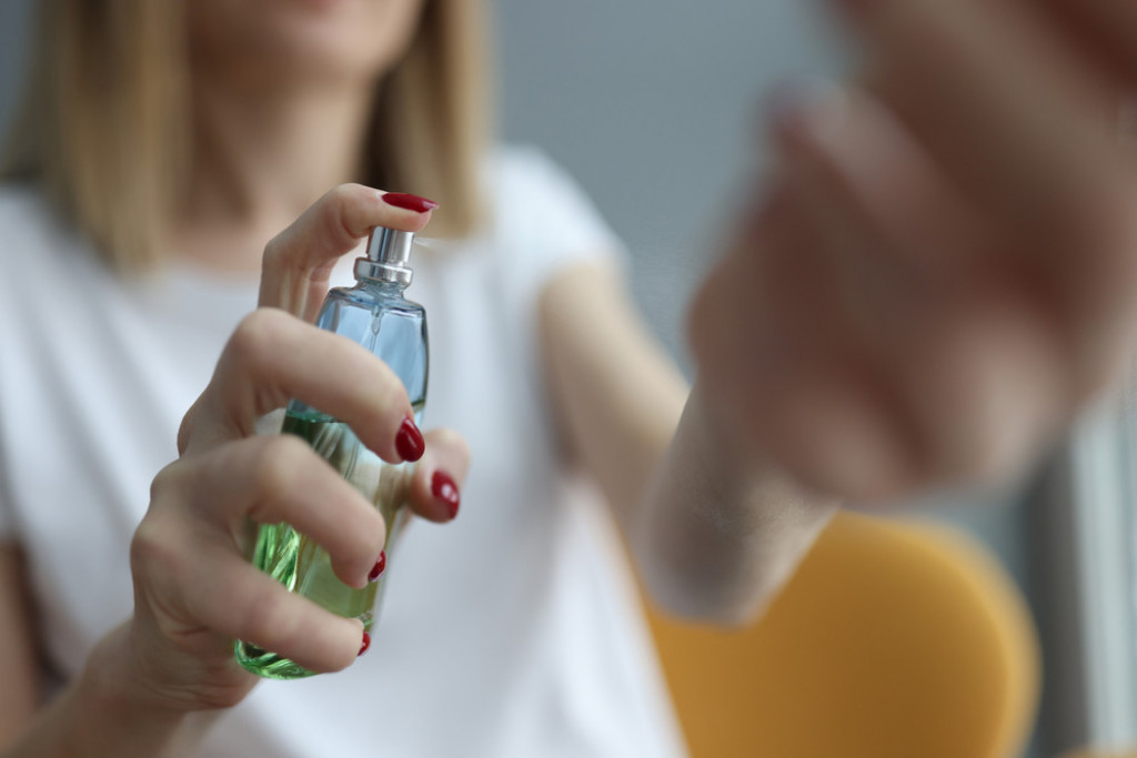 Žene, ovo je genijalno: Parfem će trajati čitav dan uz pomoć 20 saveta, zaboravite na skupocene mirise