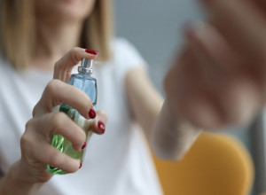 Žene, ovo je genijalno: Parfem će trajati čitav dan uz pomoć 20 saveta, zaboravite na skupocene mirise
