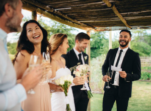 Bio joj je kum na venčanju, a sad je udata za njega: Dok je plesala sa mužem, sve vreme je želela njegovog najboljeg prijatelja