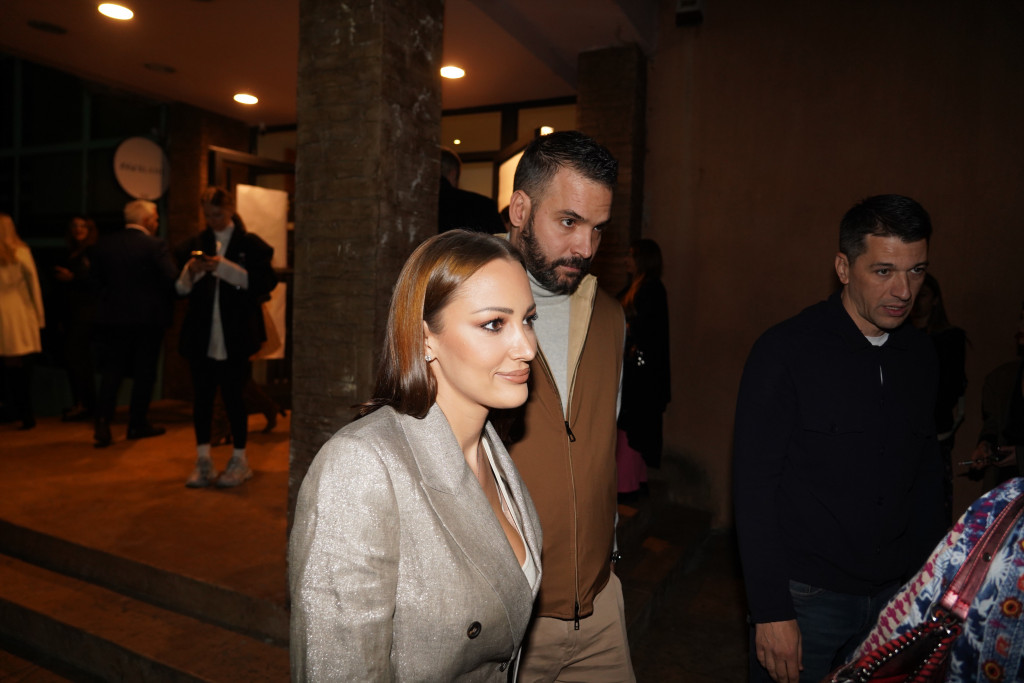 U ovakvom izdanju ne viđamo često Aleksandru Prijović, a Jovana Joksimović u bojama sezone: Poznate dame zablistale, ali jedna crvena kombinacija ostavlja bez daha