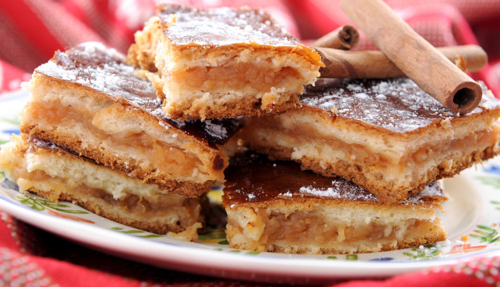 Zbog ovoga nikada neće biti gnjecava: Mađari u pitu s jabukama stavljaju neobičan sastojak koji je čini vazdušastom