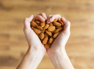 Olga je potopila šaku badema u vodu preko noći: Ujutru je pojela 4 i rešila problem koji muči mnoge Srbe