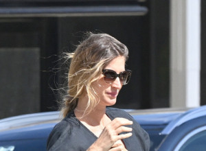 Fatalna manekenka u 45. godini pokazala trudnički stomačić:  Čeka treće dete, a niko ne može da se nagleda njene figure