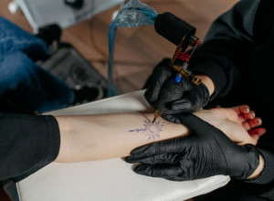 Niste svesni rizika: Tetovaže mogu biti smrtonosne, ali ni tretman koji obožavaju Srpkinje nije naivan