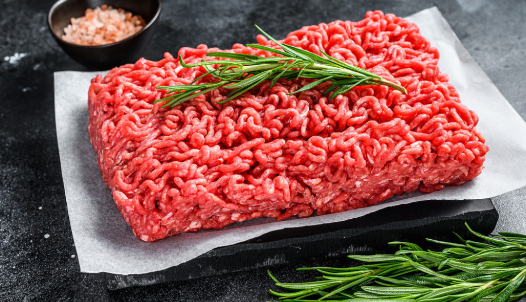 Baka Jovanka uvek doda ovo u mleveno meso: Sarme, ćufte i musaka su tako mnogo sočniji!