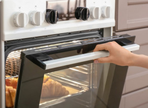 Masna vrata od rerne zasijaće očas posla: Ova 2 magična sastojka iz kuhinje skinuće tvrdokorne fleke bez ribanja!