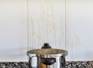 Ova dva sastojka svi imate u kući, a najbolje čiste masne pločice u kuhinji: Skida prljavštinu u sekundi, a potpuno je prirodno sredstvo