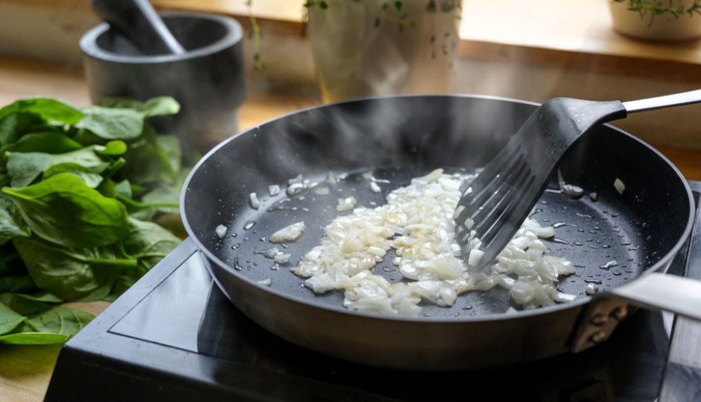 Kako da cela kuća ne miriše luk: Za vreme dinstanja, uradite ovo i neće se danima osećati