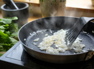 Kako da cela kuća ne miriše luk: Za vreme dinstanja, uradite ovo i neće se danima osećati