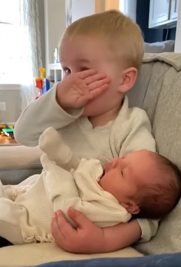 Briznuo u plač kada su mu doneli tek rođenu sestru: I najtvrđa srca zaplakaće kada vide ovaj prizor