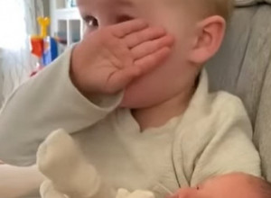 Briznuo u plač kada su mu doneli tek rođenu sestru: I najtvrđa srca zaplakaće kada vide ovaj prizor