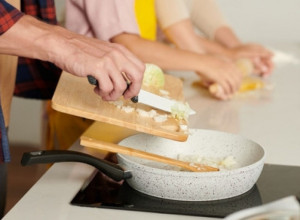 Usitnite luk bez noža i seckalice: Olakšaće vam znatno rad u kuhinji, ovoga se nikada ne biste setili