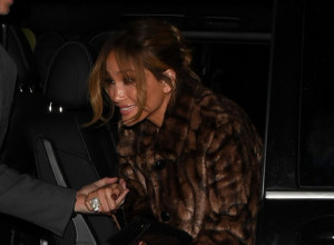 Dženifer Lopez iskočila iz auta u miniću i sve paralisala: Fotografi su ovog puta imali šta da vide ispod njene bunde