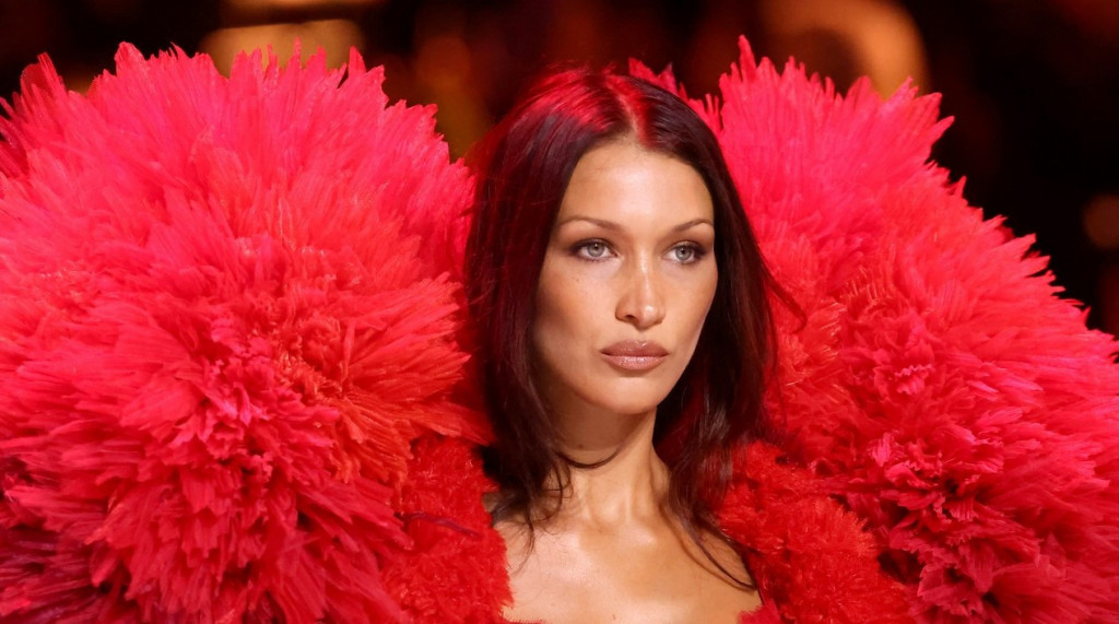 Stil koji vole Srpkinje: Bela Hadid ne liči na sebe od kada je promenila frizuru, sitnica je napravila drastičnu razliku