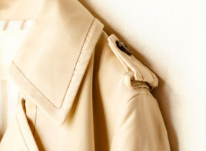 Nemate pojma čemu služi dugme na ramenu jakne? Kada otkrijete njegovu svrhu, žalićete što ranije niste znali