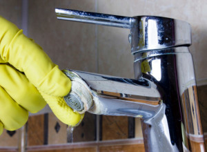 Recite ,,ćao" kamencu: Česme će biti blistavo čiste kada ih prebrišete ovim sredstvom, potpuno je prirodno