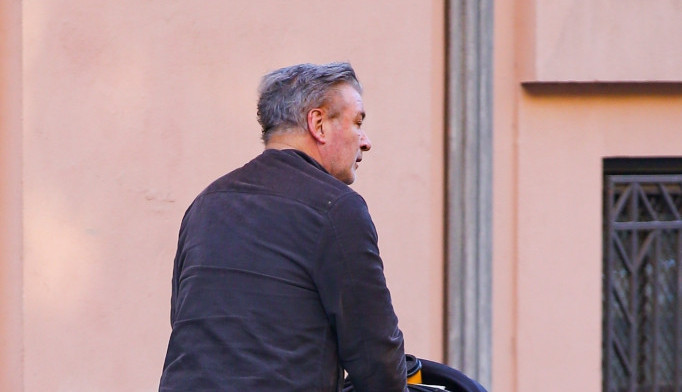 Glumac kome se sudilo za ubistvo viđen u šetnji sa najmlađom ćerkom: Evo kako sada izgleda nakon što su ga rasteretili krivice