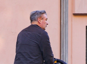 Glumac kome se sudilo za ubistvo viđen u šetnji sa najmlađom ćerkom: Evo kako sada izgleda nakon što su ga rasteretili krivice