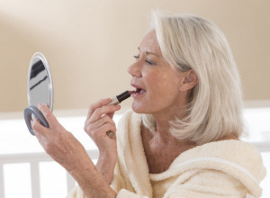 Savršena boja karmina za žene 50+: Daje svežinu licu i ističe prirodnu lepotu dama u zrelim godinama