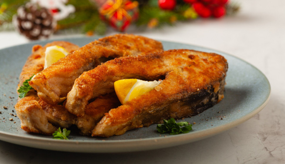 U restoranima ne koriste brašno kad prže ribu: Uvaljaju je u ovo, pa bude hrskavija i ne upije ni trunku ulja!