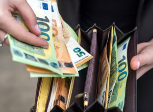Zaboravite na besparicu i samoću! Stavite u novčanik 1 komad za privlačenje para, a evo koliko da nosite za ljubavnu sreću