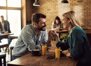 Muškarac koji vas laže uvek ovo radi: Znakovi koji nepogrešivo otkrivaju da niste jedina sa kojom se viđa