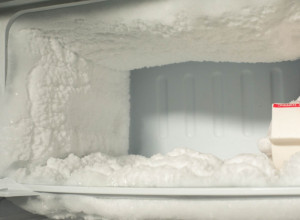 Sprečite stvaranje naslaga leda u zamrzivaču: Jeftin trik koji će vas rešiti muke, više nikada nećete morati da ga odleđujete!