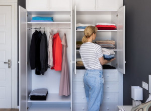 Namirišite odeću i oterajte moljce: Julija je stavila jednu sitnicu u ormar i rešila dva problema!