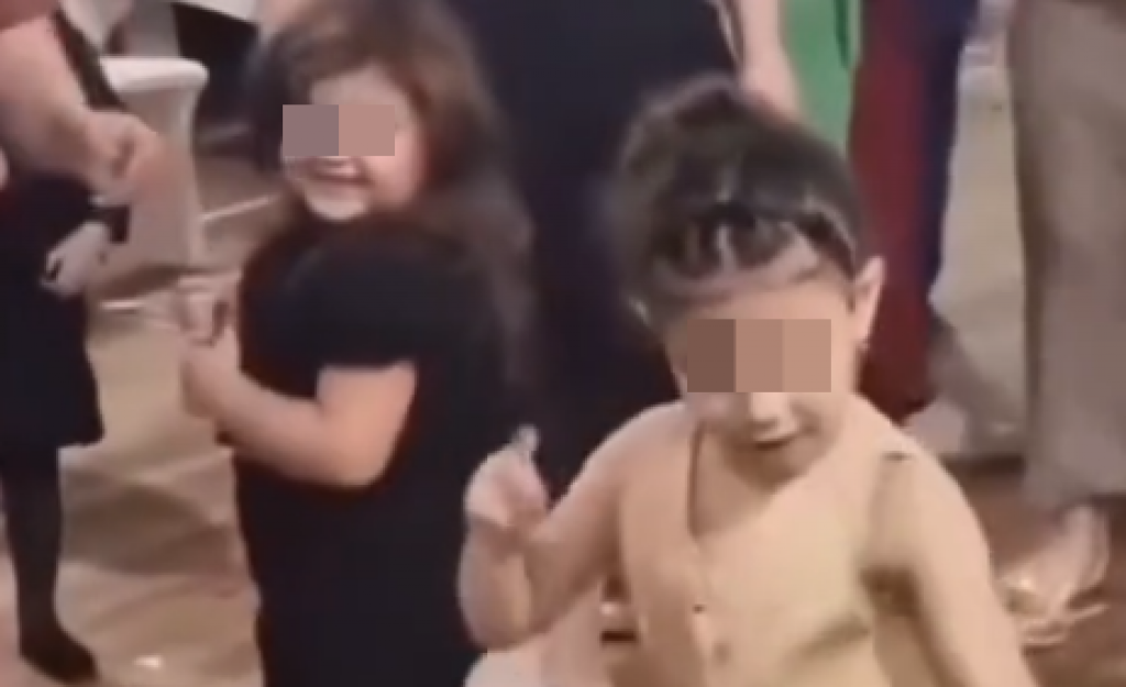 Nasmejala preko 14 miliona ljudi: Devojčica zaplesala u ritmu 90-ih kao odrasla žena, morate da vidite njene pokrete!