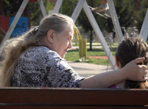 U 7. deceniji rodila ćerkicu, a muž je napustio: Umalo se nisu našle na ulici, a onda je usledio neočekivan obrt, danas ima samo jednu želju