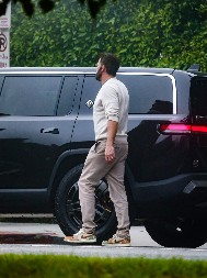 Bivšoj je zagorčavao život, a sada mu služi kao rame za plakanje: Njegov razvod je pratio ceo svet, a evo kako sad podnosi samoću