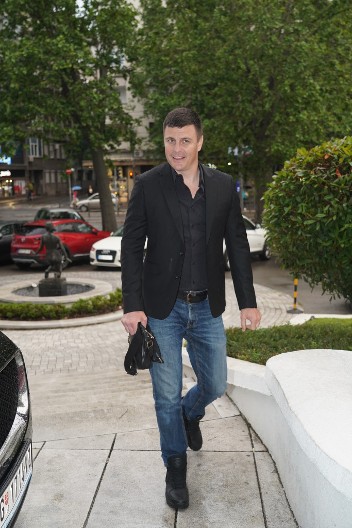 Vuk Kostić važi za najprivlačnijeg frajera među glumcima, a tek kada mu vidite brata: Oženjen je najuspešnijom glumicom u njenoj generaciji, ne zna se ko je atraktivniji