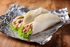 Ovo svi rade, a pojma nemaju šta može da se desi: Zašto čuvanje hrane u foliji nije dobra opcija?