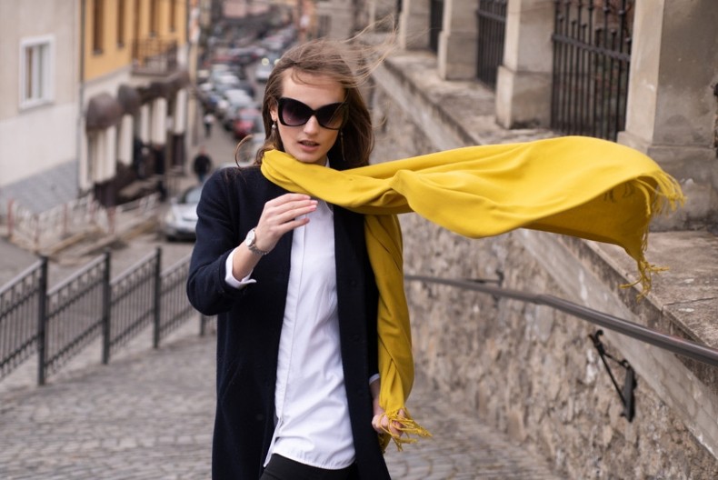 Šal se neće pomeriti: Evo kako da ga fiksirate tako da ostane na mestu čitav dan, potrebna stvar koju imaju sve žene