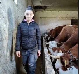 Kažu nije za mladu devojku:  Anđelija (15) ustaje u 5, pomuze krave i briljira u školi