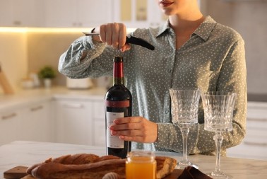 Preznojite se dok otvorite flašu vina? Više nemojte da se mučite, ovi trikovi će vam olakšati posao garantovano
