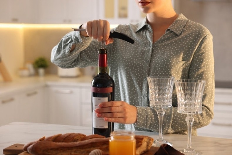 Preznojite se dok otvorite flašu vina? Više nemojte da se mučite, ovi trikovi će vam olakšati posao garantovano