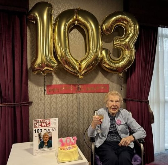 „Čaša ili dve dnevno ne mogu da škode“: Baka od 103 godine tvrdi da je toliko poživela zbog omiljenog pića!